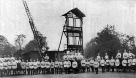 Kameraden von 1924 am Steigerturm mit Holzschiebeleiter